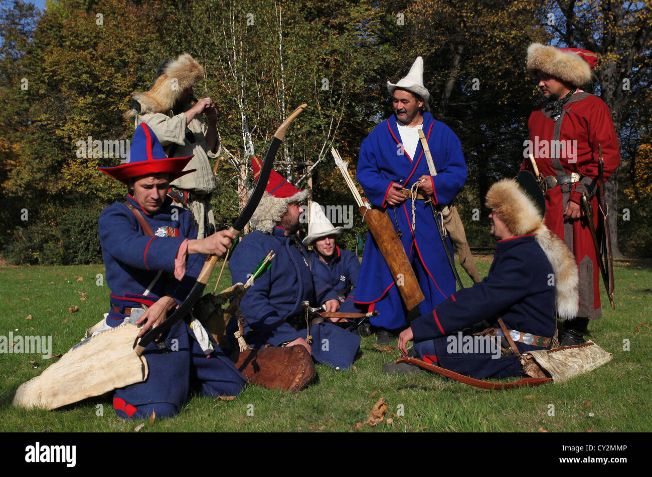 Gruppe der Baschkiren in traditionellen Kostümen. Baschkiren sind ein Turkvolk in Baschkortostan, eine Republik im östlichen Russland heimisch. Stockfoto