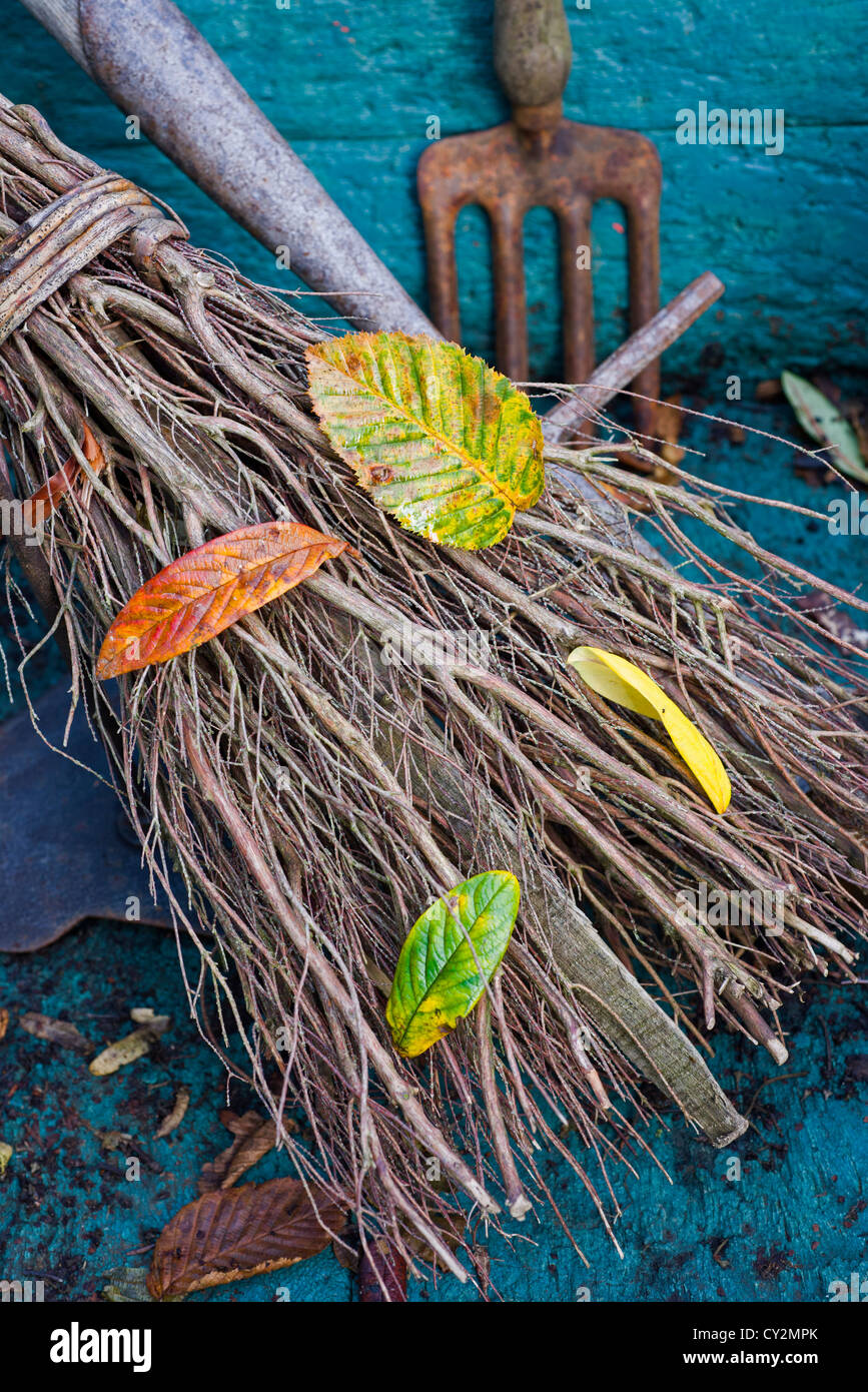 Traditionelle Zweig Besen mit Herbst Blätter, Stockfoto