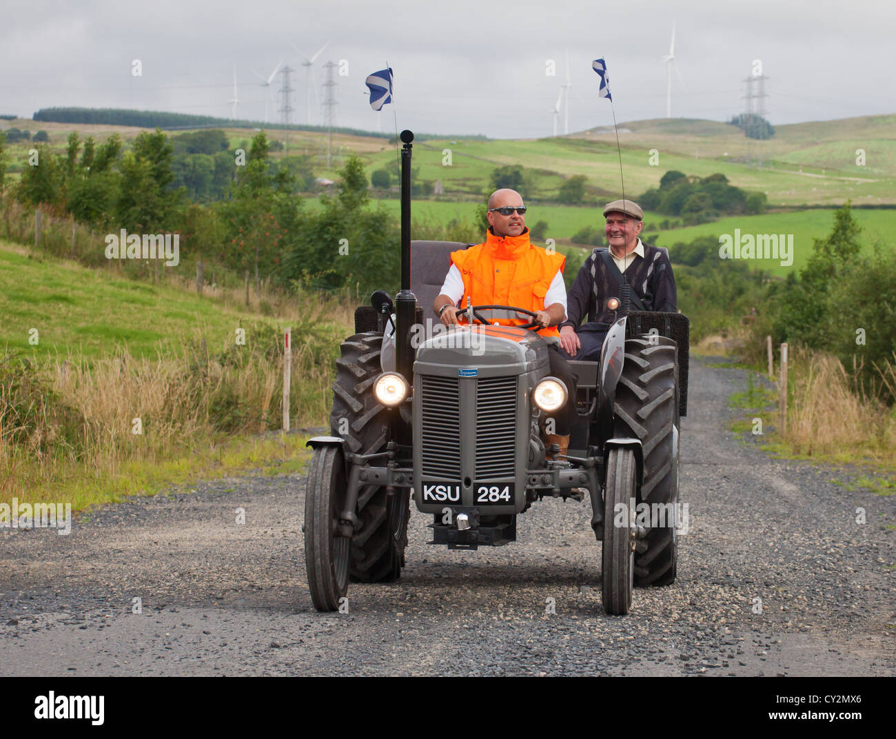 Zwei Männer auf einem Traktor Ferguson TE20 während einer Straße von Ayrshire Oldtimer Traktor und Maschine Club laufen. Stockfoto