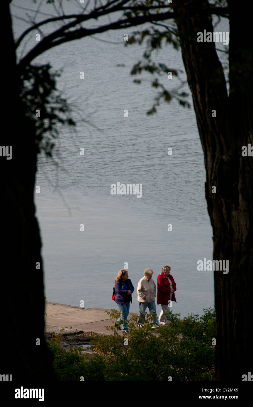 Drei Damen zu Fuß entlang der Ufer des Lake Ontario. Stockfoto