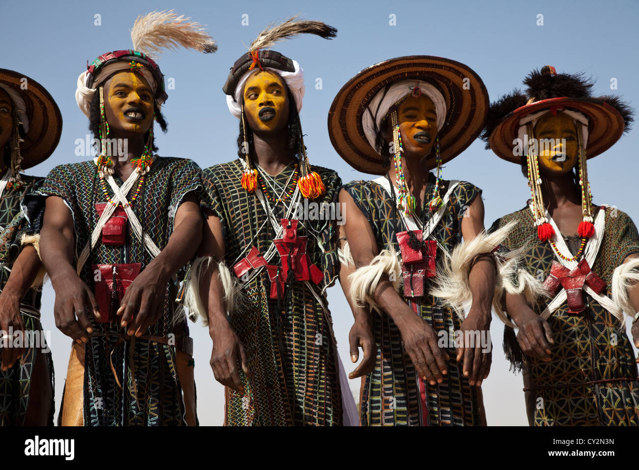 Männer vom Stamm Wodaabe Tuareg tanzen Gerewol Tanz auf dem Heilung Salee Gerewol Festival in Nordniger, Afrika Stockfoto