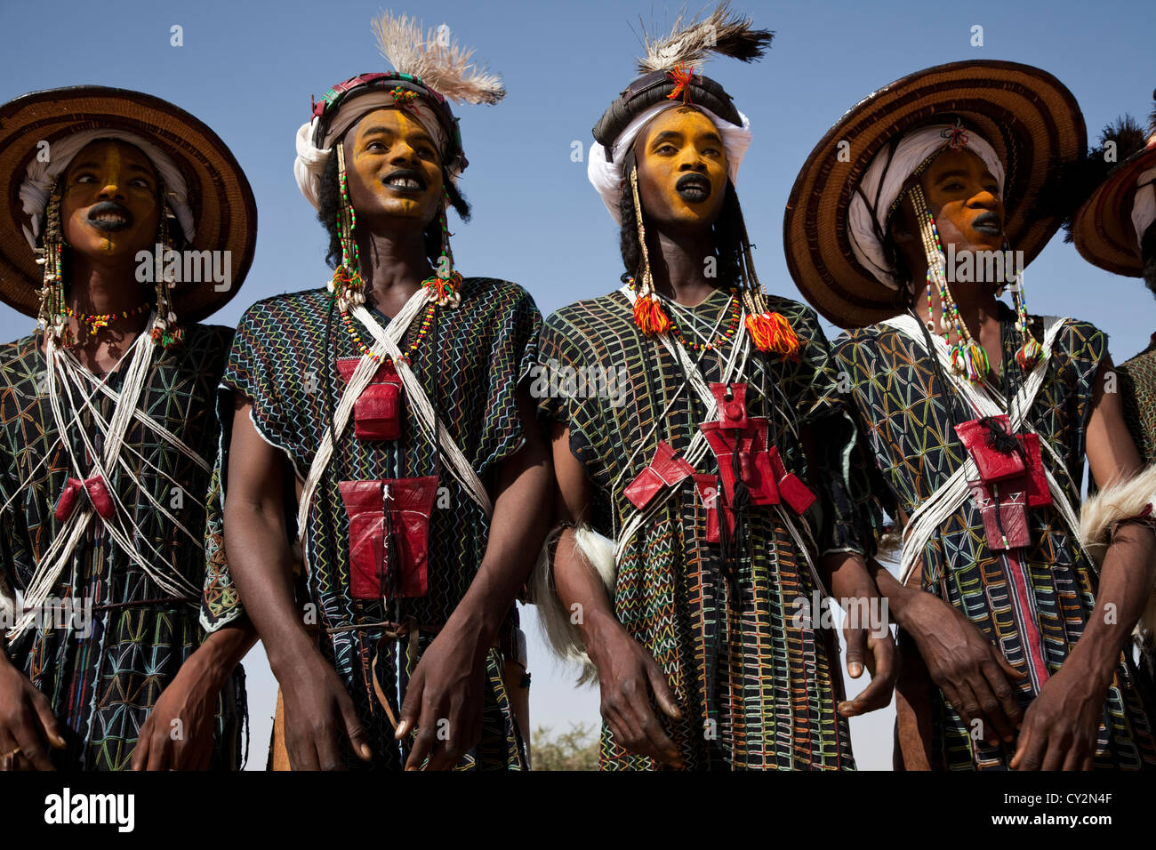 Männer vom Stamm Wodaabe Tuareg tanzen Gerewol Tanz auf dem Heilung Salee Gerewol Festival in Nordniger, Afrika Stockfoto
