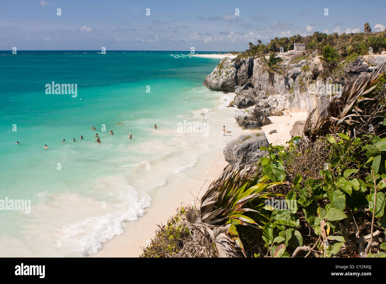 Klippen und Strand von den Maya-Ruinen, Tulum, Mexiko Stockfoto