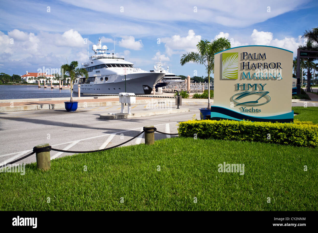 Melden Sie für Palm Beach Harbor Marina mit blauen bewölkten Himmel und eine Yacht im Hintergrund in West Palm Beach Florida Stockfoto