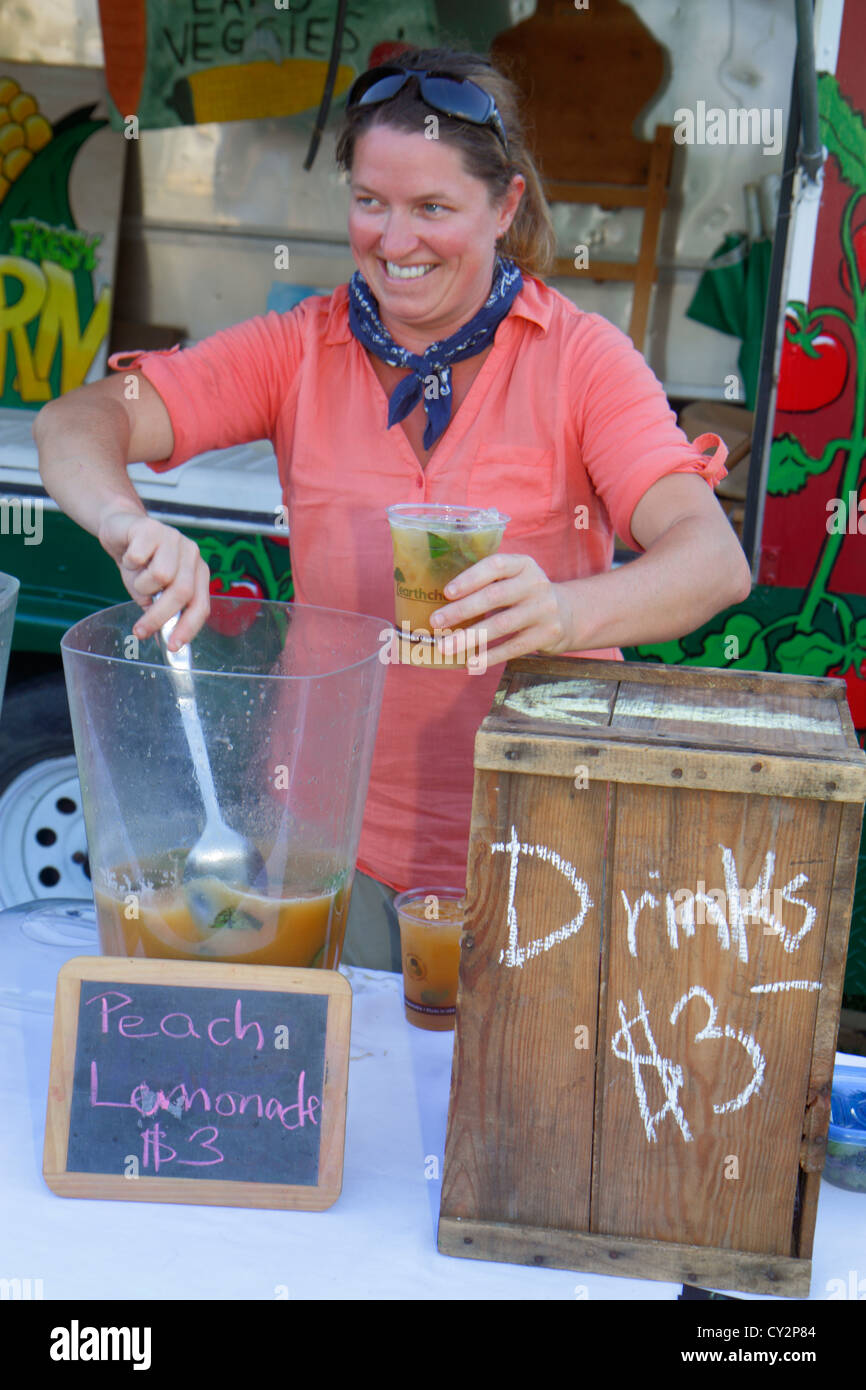 Massachusetts Plymouth, Plimoth Plantation, Bauernmarkt, Verkäufer Stände Stand Markt Markt, Käufer Kauf Verkauf, Frau weibliche Frauen, Stockfoto