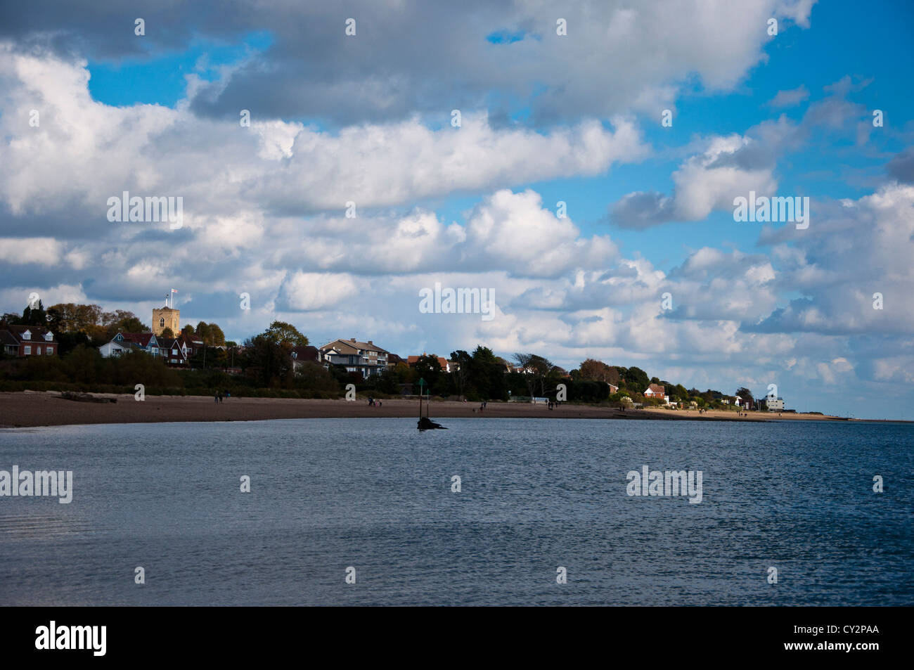 West Mersea Stadt Strand entlang Stockfoto