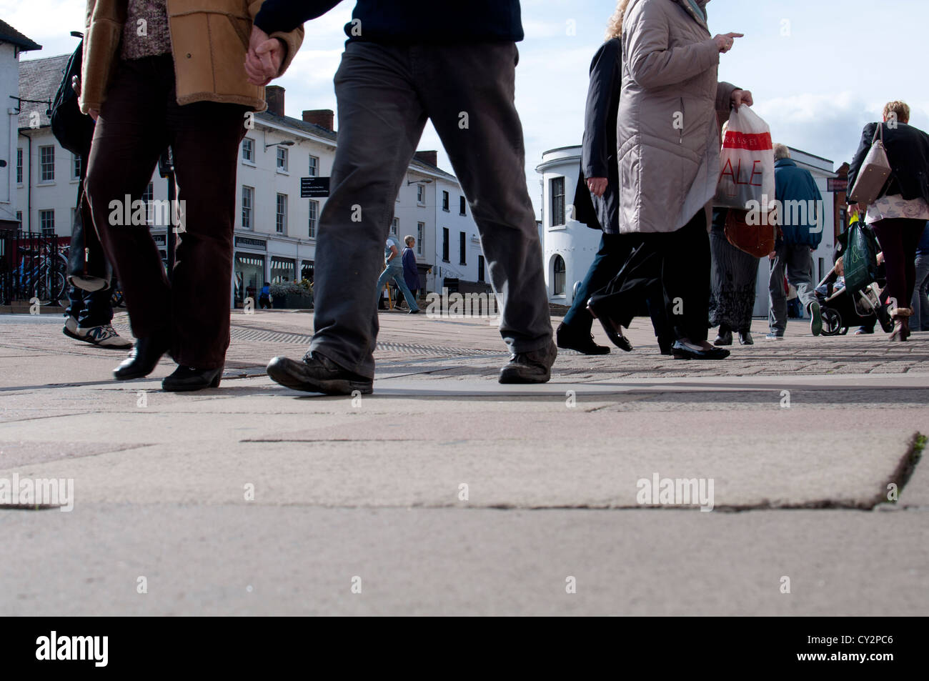 Menschen zu Fuß auf dem Bürgersteig Stockfoto