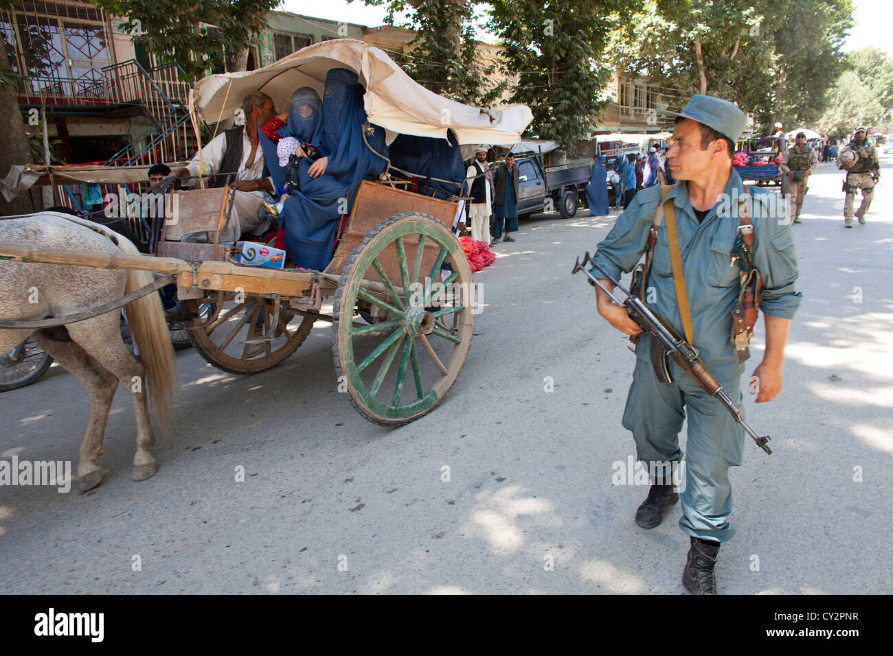 Afghanische nationale Polizisten zu Fuß Patrouille in Khanabad, Kunduz. Niederländischen Militär überwachen sie. Stockfoto