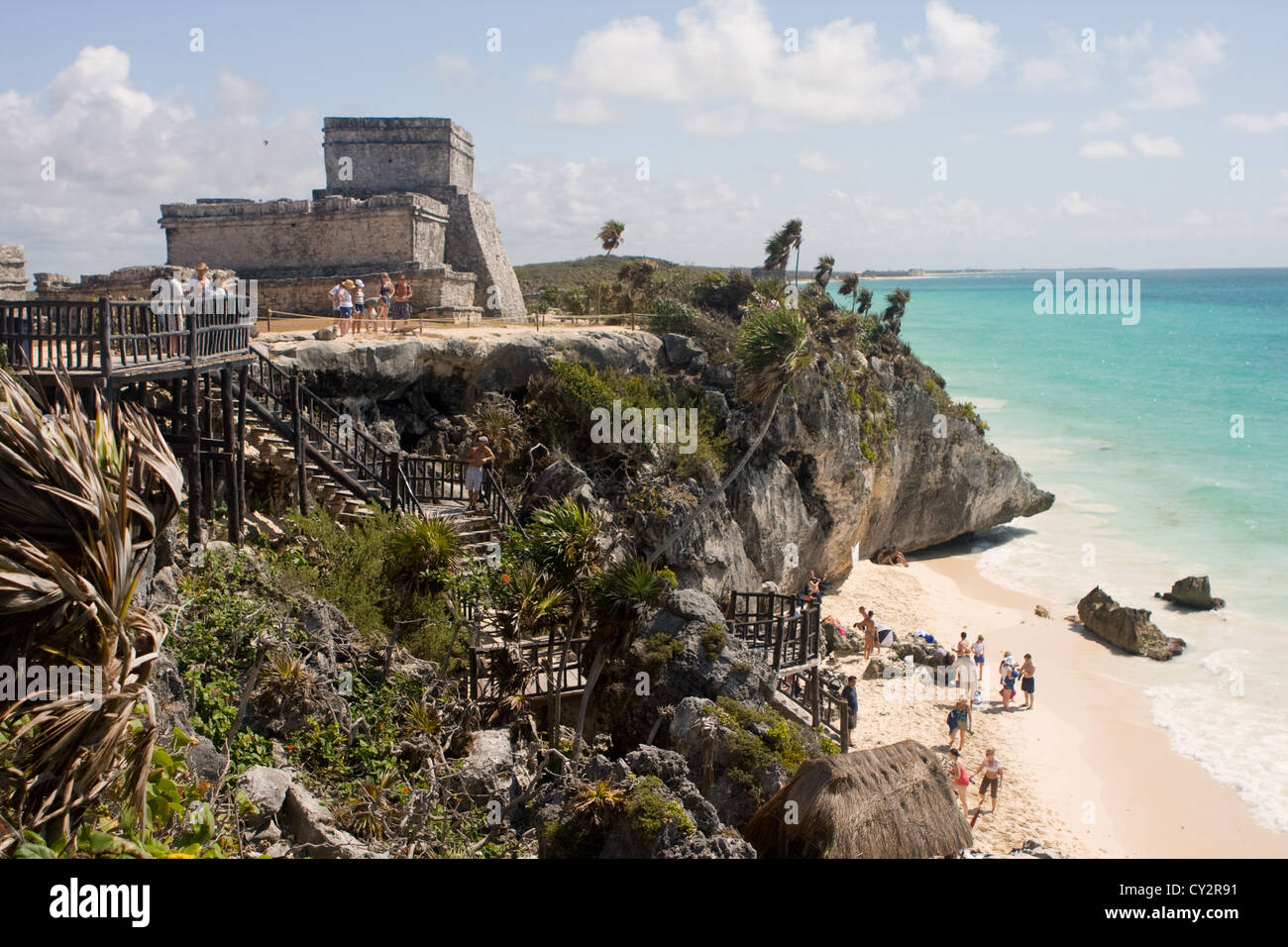 Maya-Ruinen auf Klippe oberhalb eines Strandes Stockfoto