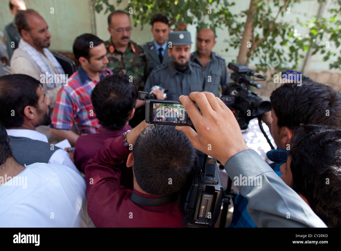 afghanische Polizei in Kunduz geben eine Pressekonferenz über die Explosion einer Bombe zu verhindern. Stockfoto