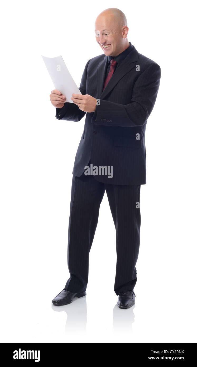 Mann im Anzug mit einem Brief erhalten gutes Ergebnis oder Nachrichten isoliert auf weiss Stockfoto