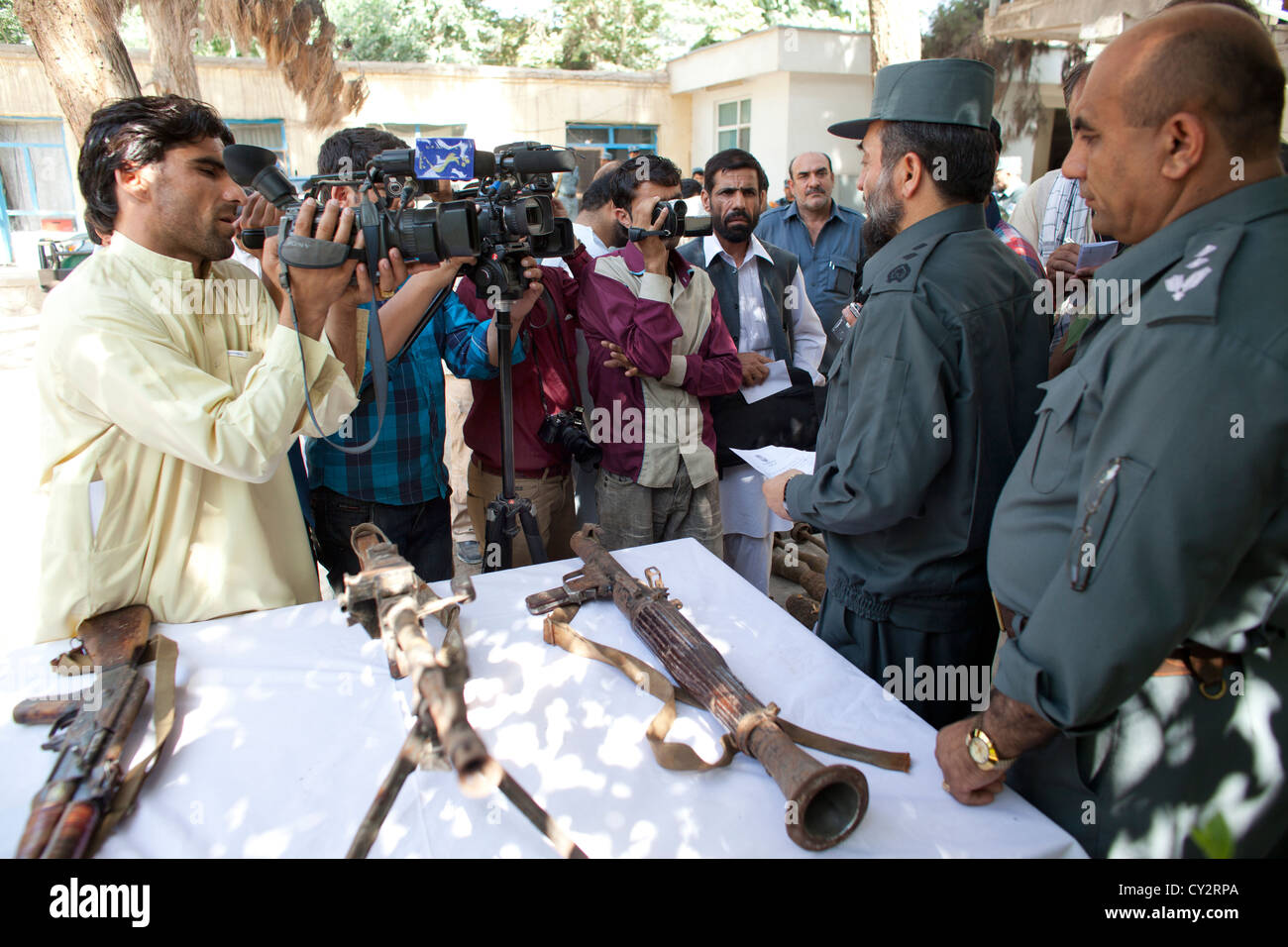 afghanische Polizei in Kunduz geben eine Pressekonferenz über die Explosion einer Bombe zu verhindern. Stockfoto