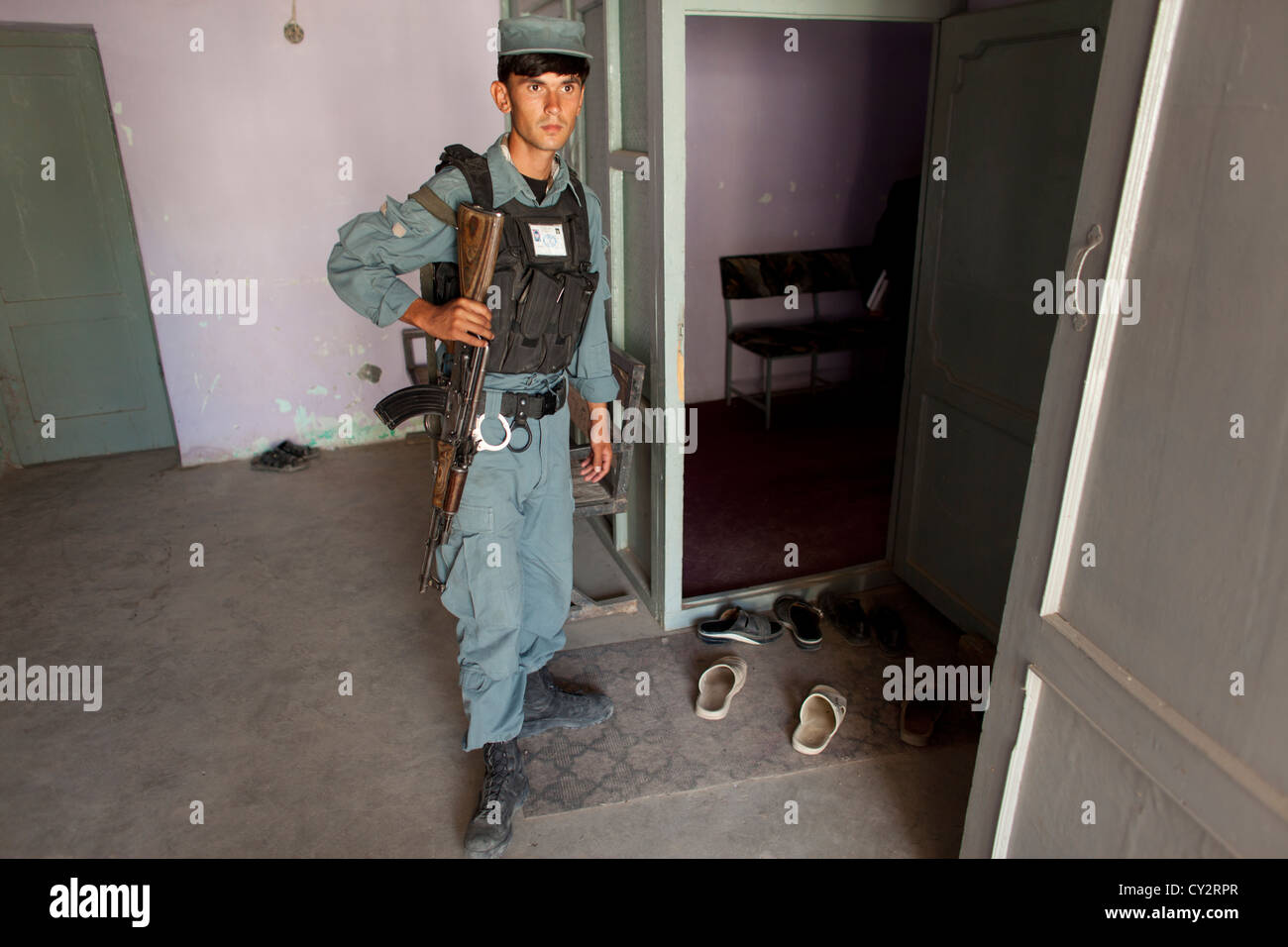 Afghanische Polizei sichert den Eingang des High Court in Kunduz. Stockfoto