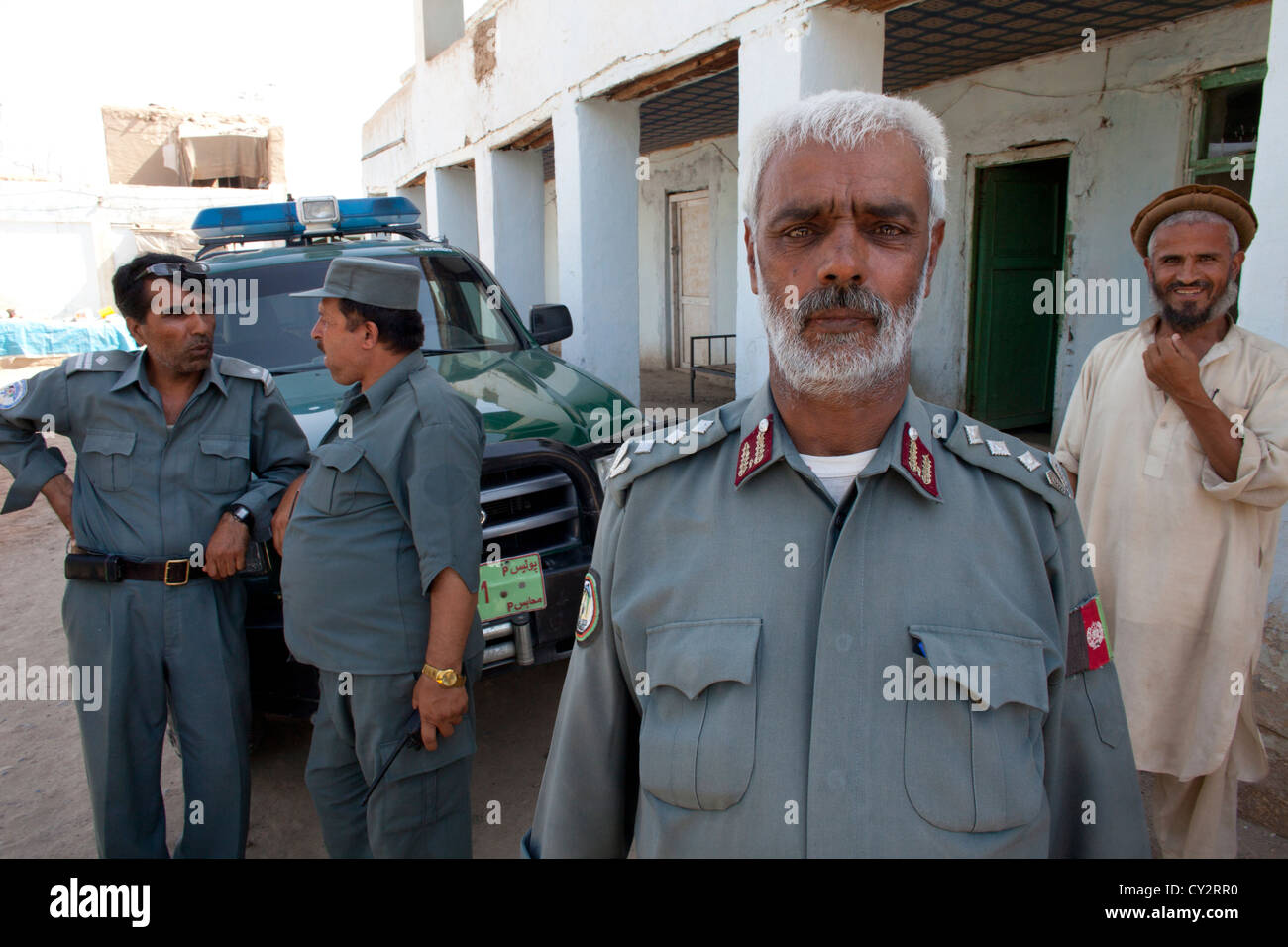 Afghanische Polizei sichert den Eingang des High Court in Kunduz. Stockfoto