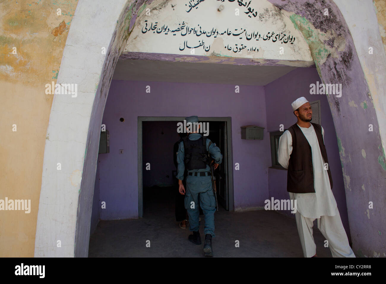 Afghanische Polizei sichert den Eingang des High Court in Kunduz. Stockfoto