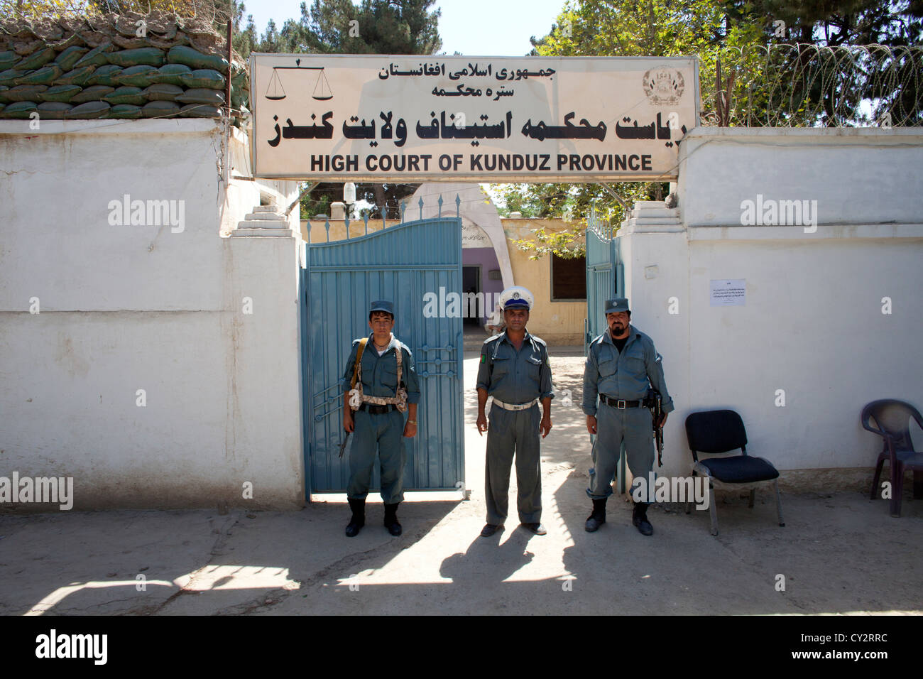 Afghanische Polizei sichert den Eingang des High Court in Kunduz. Stockfoto