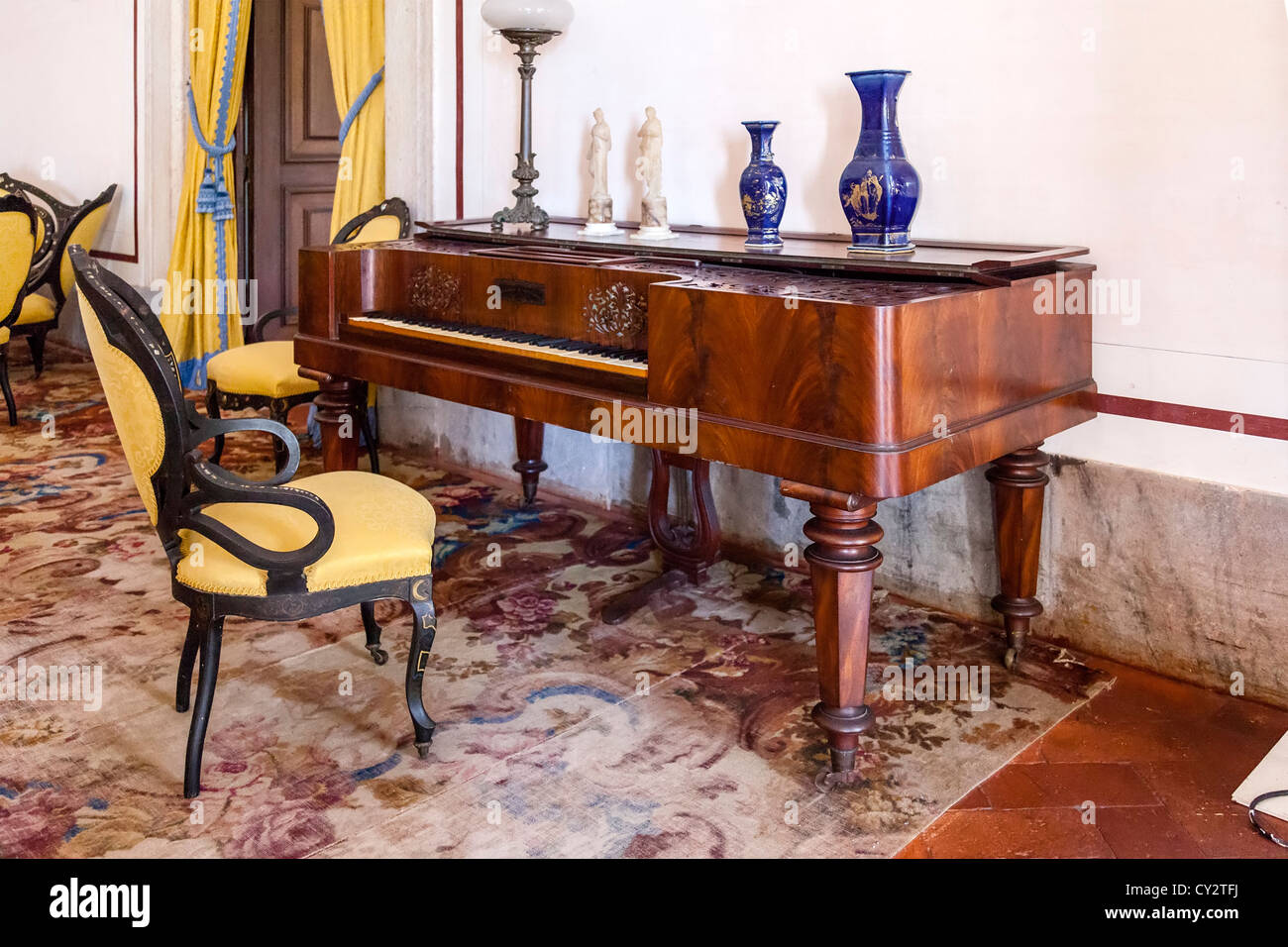 Collard & Collard Klavier im gelben Zimmer oder Musikzimmer. Nationalpalast  von Mafra, Portugal. Barock-Architektur Stockfotografie - Alamy