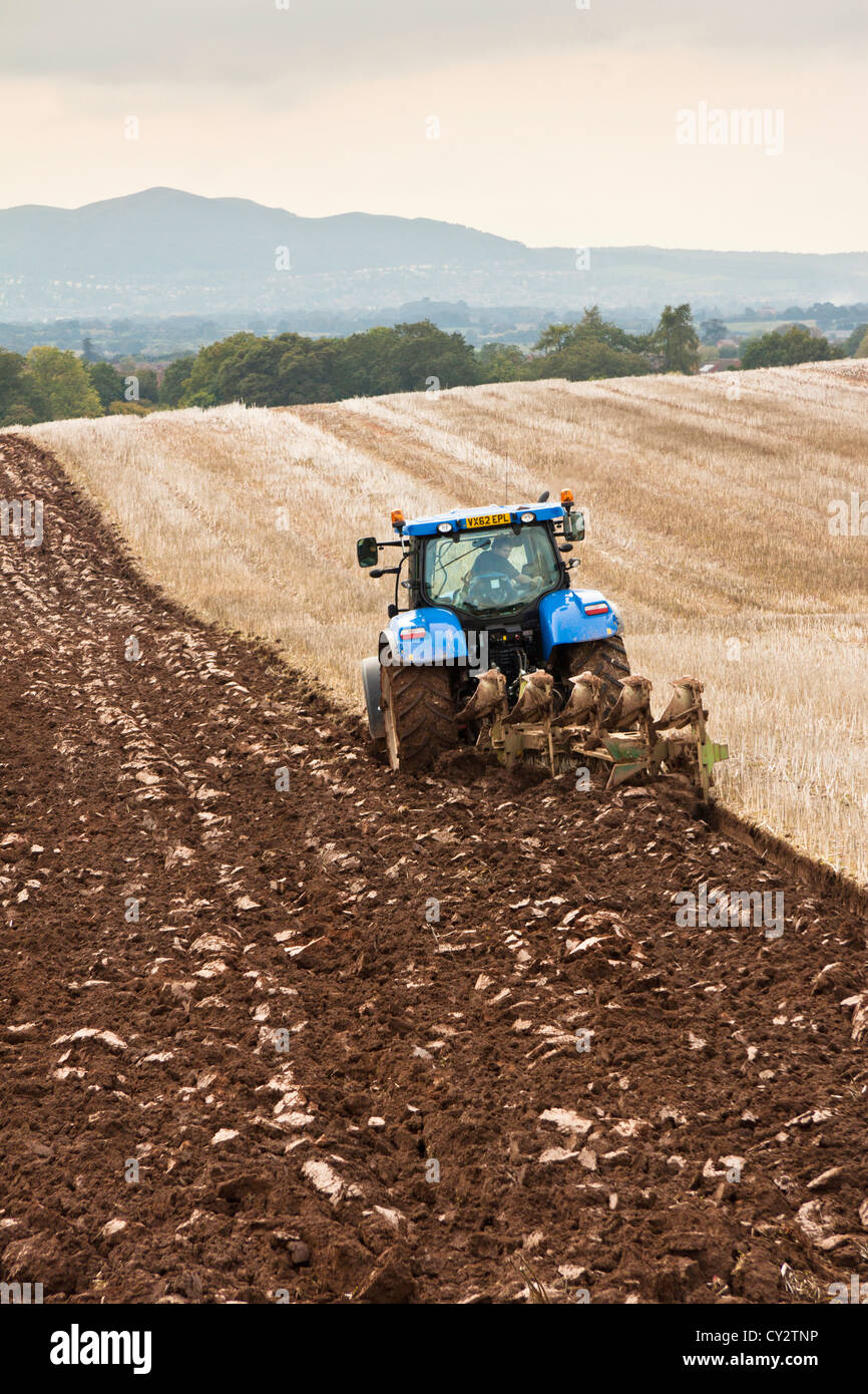 Traktor pflügen ein Feld in der Nähe von Malvern Hills Worcestershire.upright Bild. Stockfoto