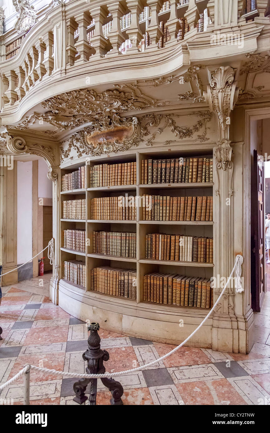 Bibliothek der Nationalpalast von Mafra in Portugal. Franziskaner Orden. 18. Jahrhundert Barock-Architektur. Stockfoto