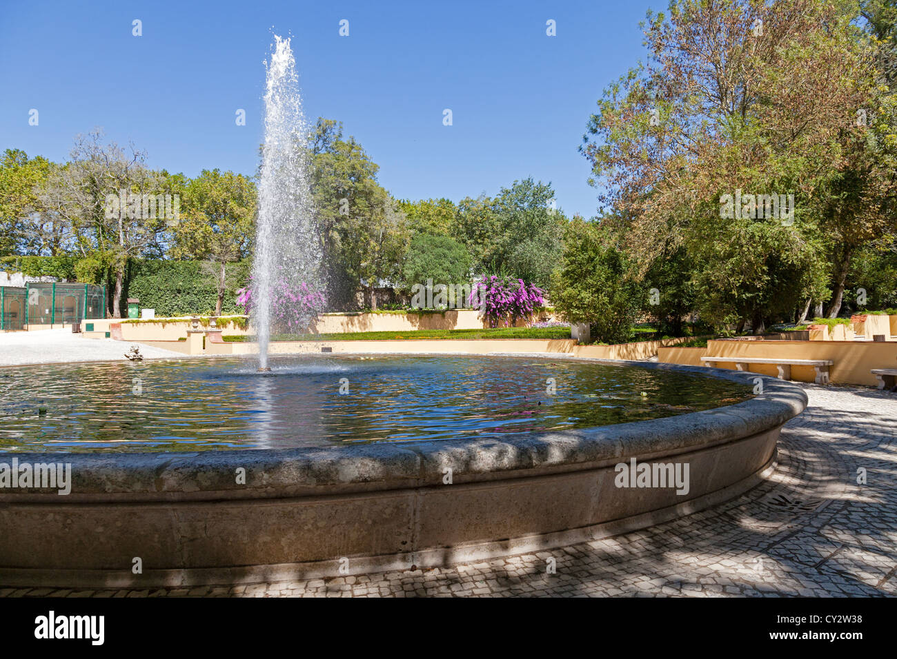 Springbrunnen mit Wasserstrahl in der Barockgarten Cerco, in der Nähe der Nationalpalast von Mafra und dem Kloster. Mafra, Portugal. Stockfoto