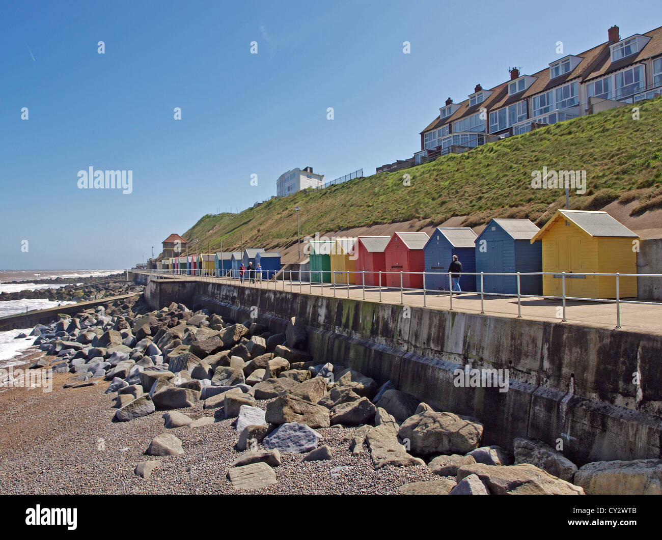 Eine Reihe von bunten Strandhäuschen auf der Promenade am Sheringham Stockfoto