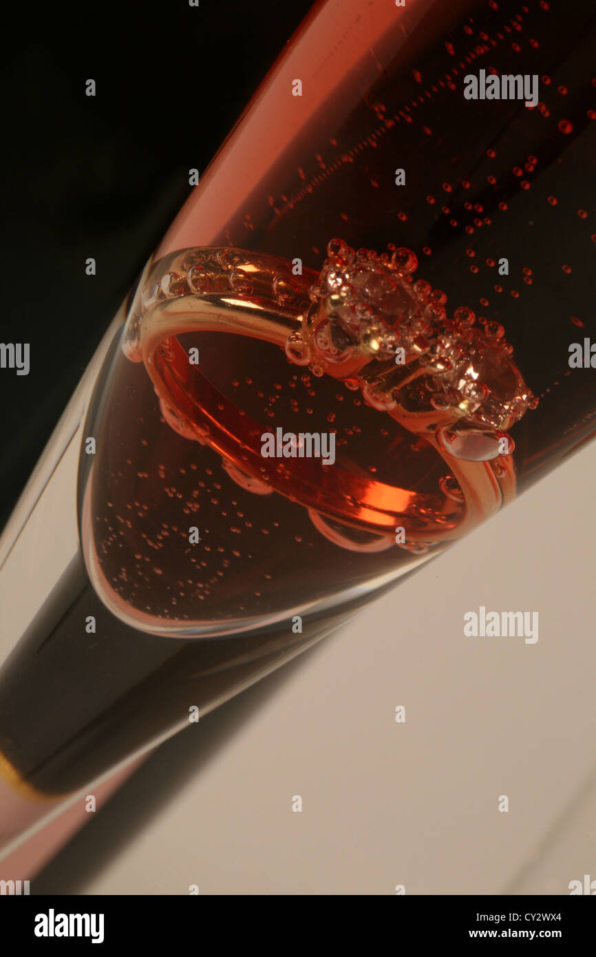 Diamant-Verlobungsring in Pink Champagne Stockfoto