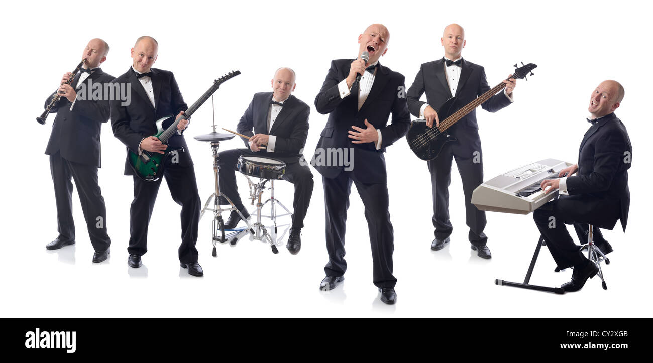 Band spielt isoliert auf weiss Stockfoto