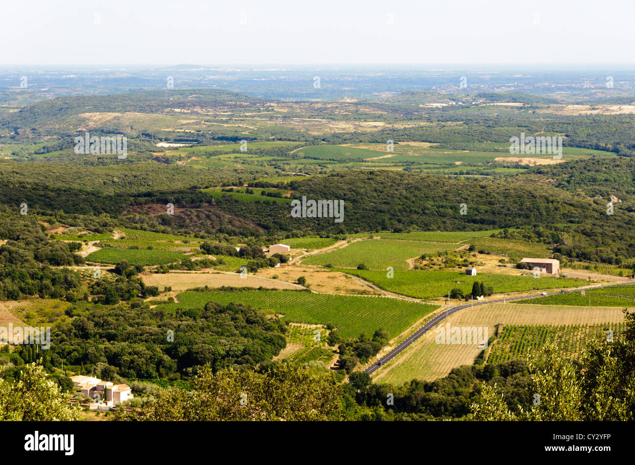 Blick von der hohen Languedoc Naturpark in der Nähe von Faugères in Richtung der Küste des Mittelmeers Stockfoto