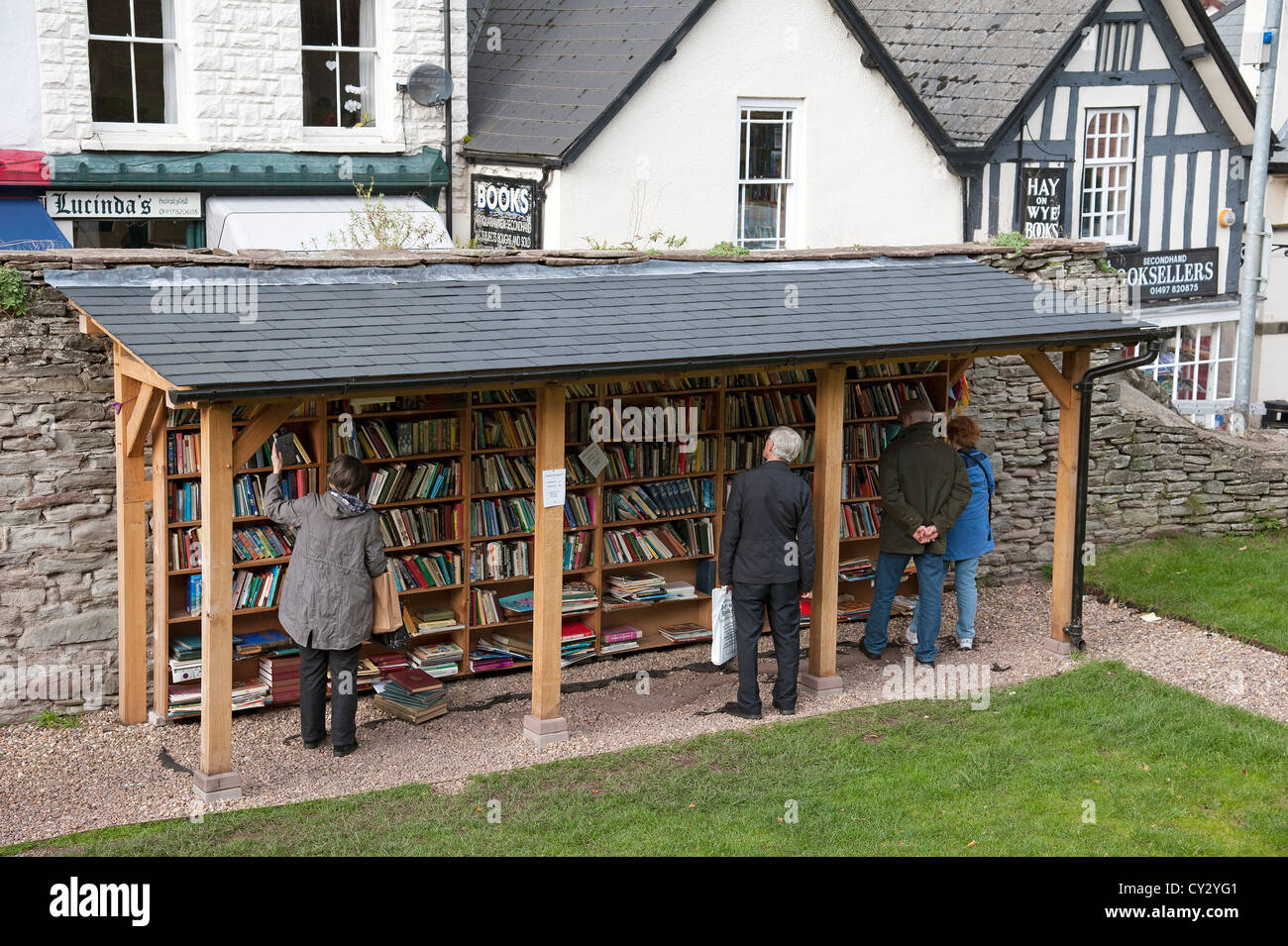 Kunden kaufen gebrauchte Bücher bei Heu auf Wye Powys Wales UK im Hintergrund Buchhandel Geschäfte im Zentrum Stadt Stockfoto