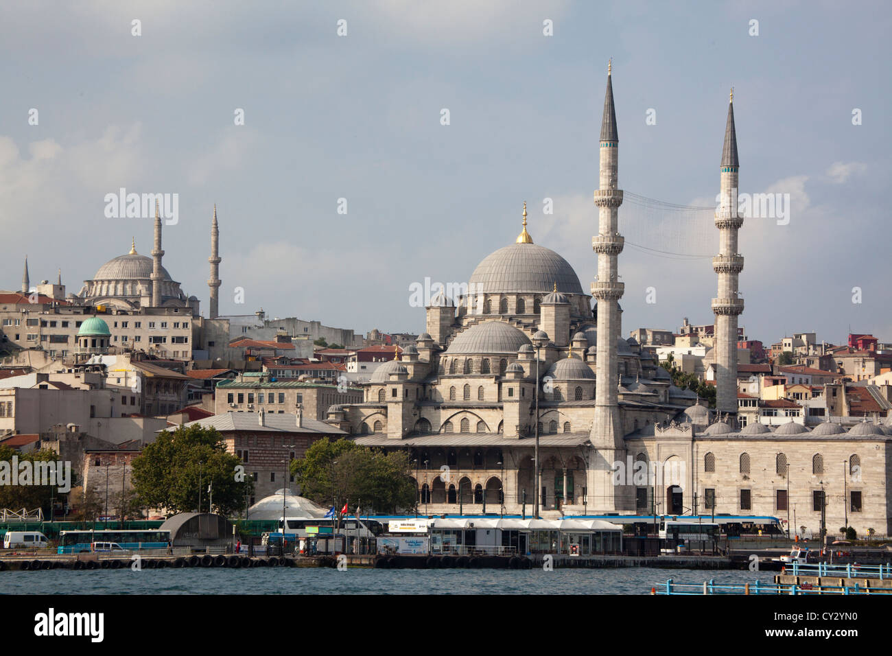 (Barock) Nuruosmaniye Moschee und neue Moschee (im Vordergrund) in Istanbul Stockfoto