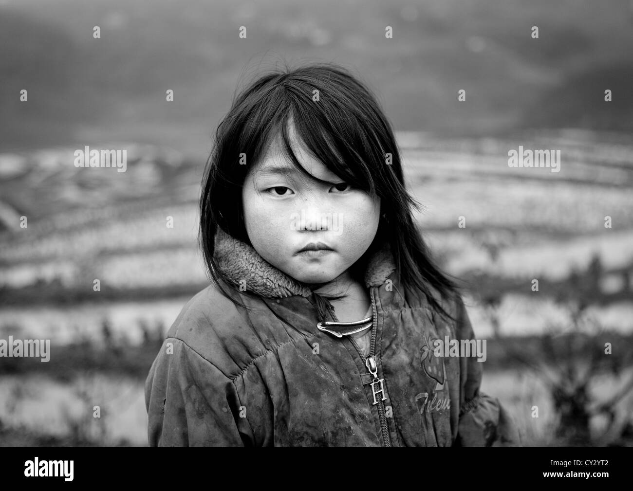 Schwarzen Hmong junges Mädchen vor Terrasse Reisfelder, Sapa, Vietnam Stockfoto