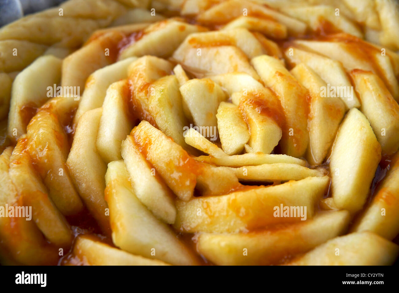 Nahaufnahme von einem Apfelkuchen mit Marmelade Stockfoto