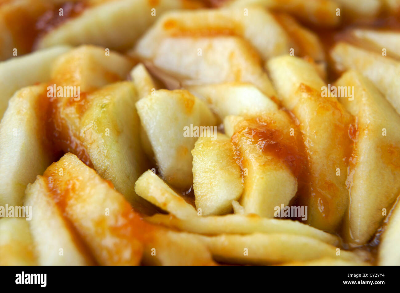 Nahaufnahme von einem Apfelkuchen mit geschnittenem Obst und Marmelade Stockfoto