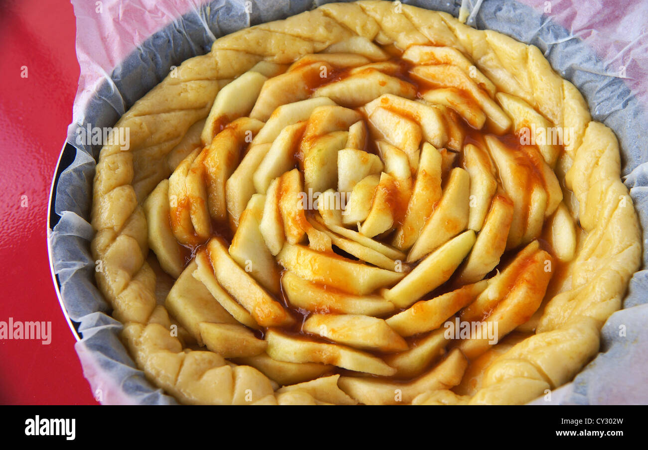 Eine Torte mit geschnittenen goldene Äpfel bereit, Kochen Stockfoto