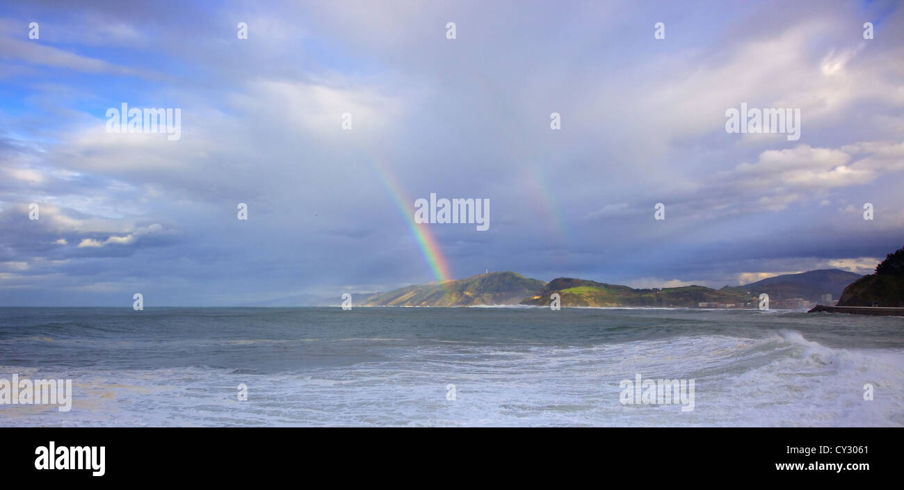 Doppelter Regenbogen an Gipuzkoa Küste Stockfoto