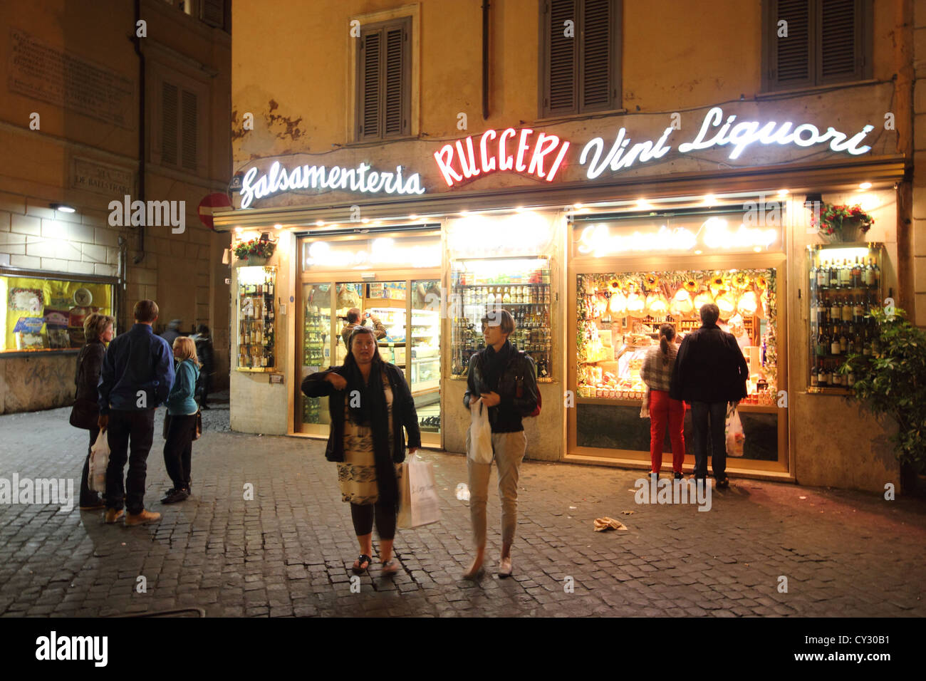 Ein alte und schöne Shop-Eingang mit Neon Schilder in der Piazza Camp De' Fiori bei Nacht, Rom, Roma, Italien, Reisen, Photoarkive Stockfoto