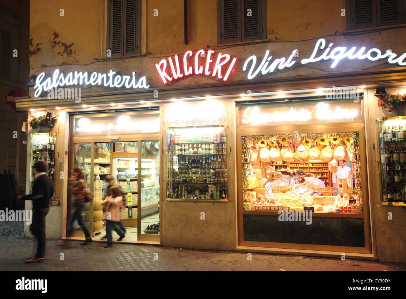Ein alte und schöne Shop-Eingang mit Neon Schilder in der Piazza Camp De' Fiori bei Nacht, Rom, Roma, Italien, Reisen, Photoarkive Stockfoto