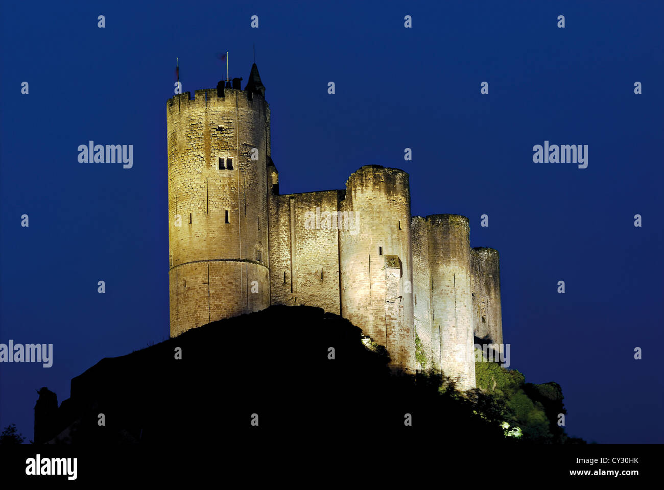 Frankreich, Midi-Pyrénées: Nächtlich beleuchtete Burg von Najac Stockfoto
