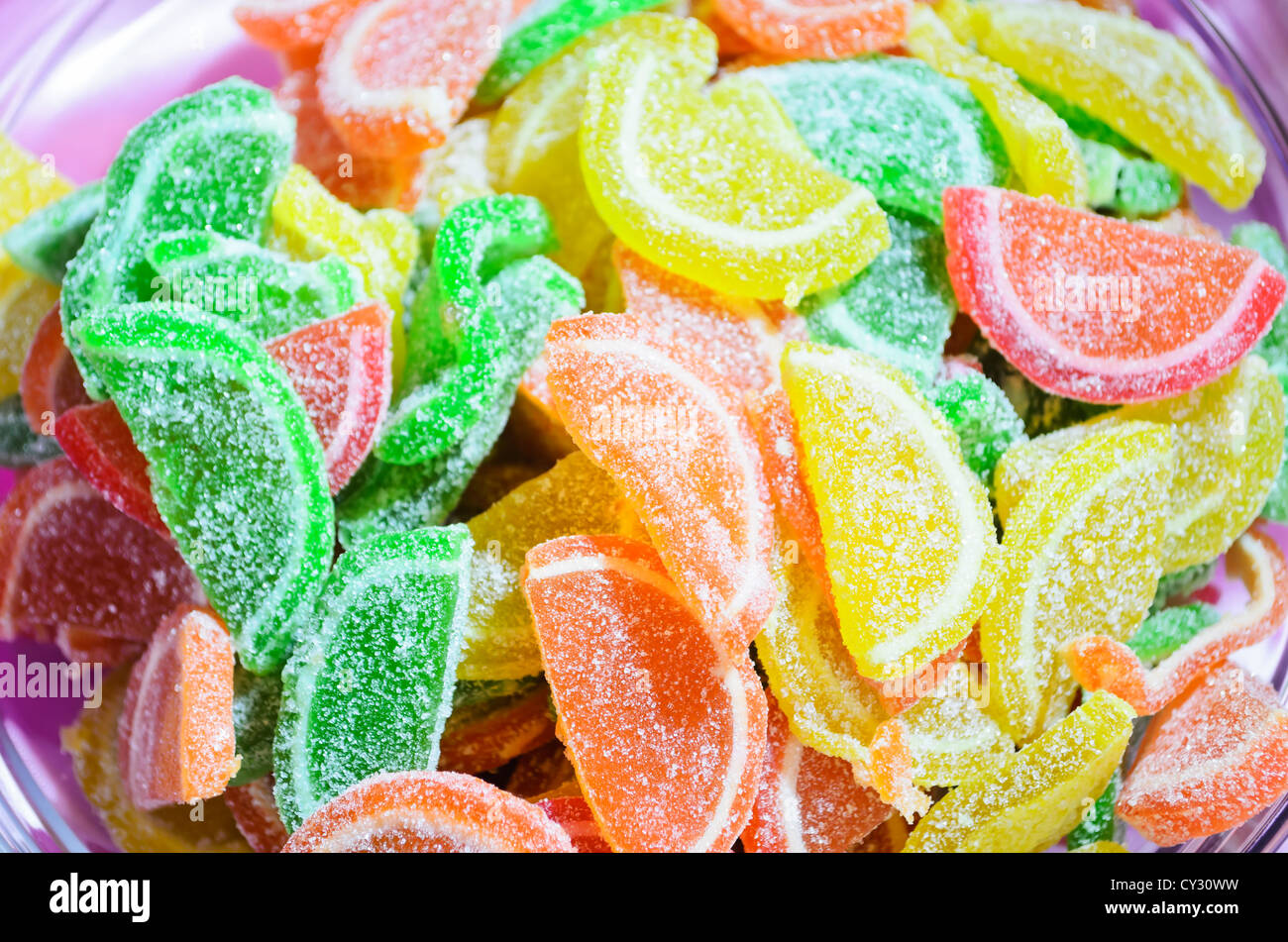 Mehrfarbige gummiartige Bonbons serviert in einer Kinder party Stockfoto
