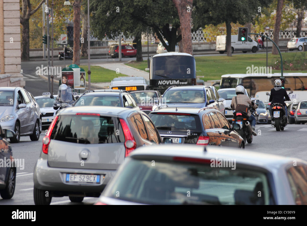 einen schönen Blick auf die Hauptstädte Verkehr & stark befahrenen Straßen von Circo Massimo, Rom, Italien, photoarkive Stockfoto