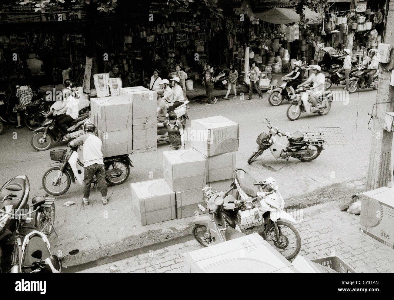 Chaotisch Leben auf der Straße den Verkehr in der Altstadt von Hanoi in Vietnam in Fernost Südostasien. Szene Verkehr Menschen Lifestyle Viertel Stadt Reisen Stockfoto