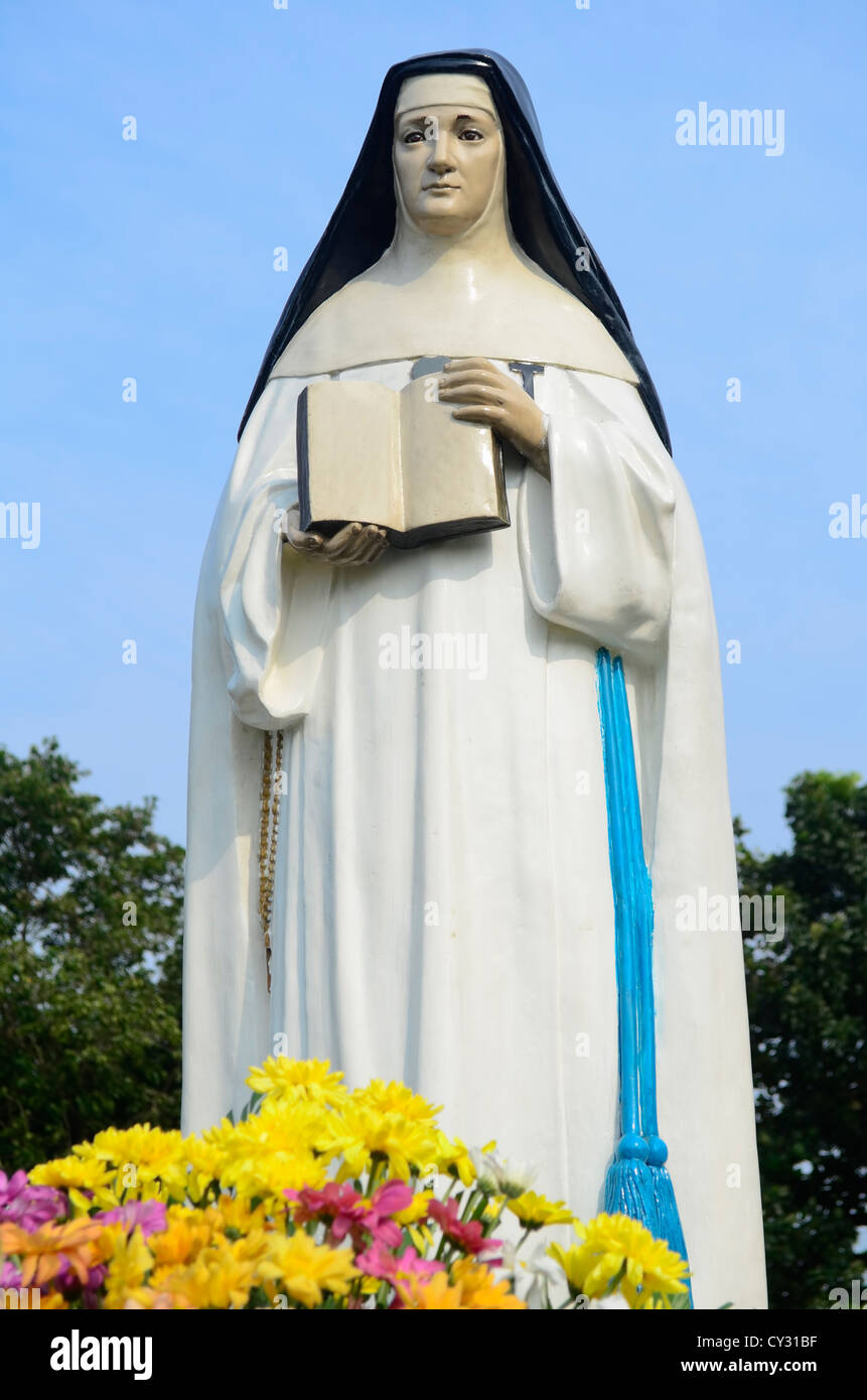 Statue eines Nonne Heiligen Bibel während einer Prozession zu halten Stockfoto