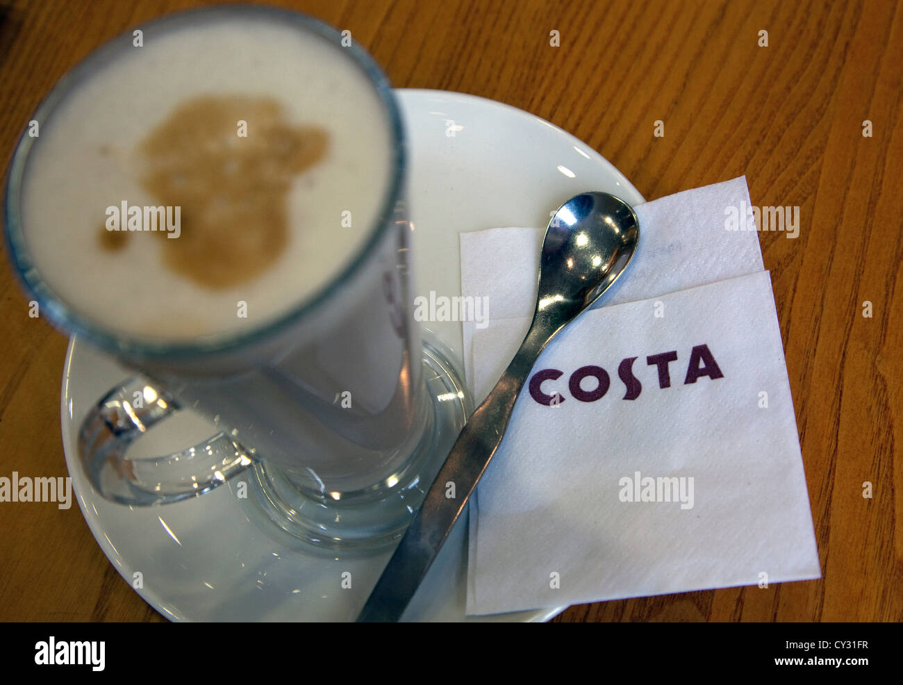 Latte im Zweig der Costa Coffee Bars, Oxford Stockfoto