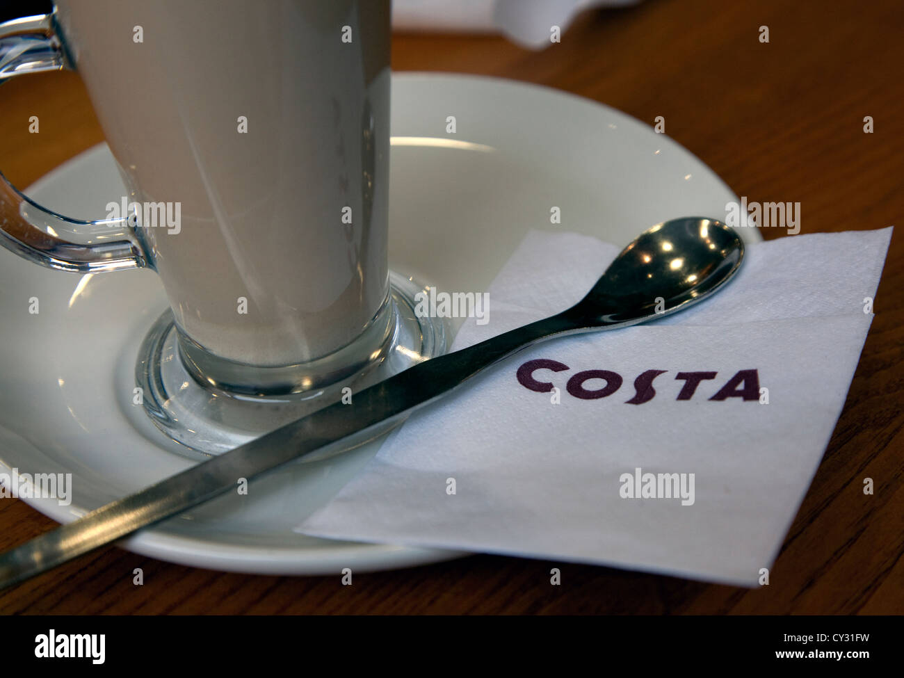 Latte im Zweig der Costa Coffee Bars, Oxford Stockfoto