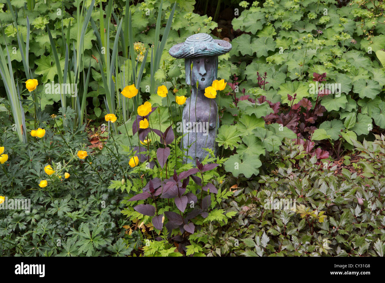 Skurrile Statue einer Frau in Barnsdale Gardens, Rutland Stockfoto