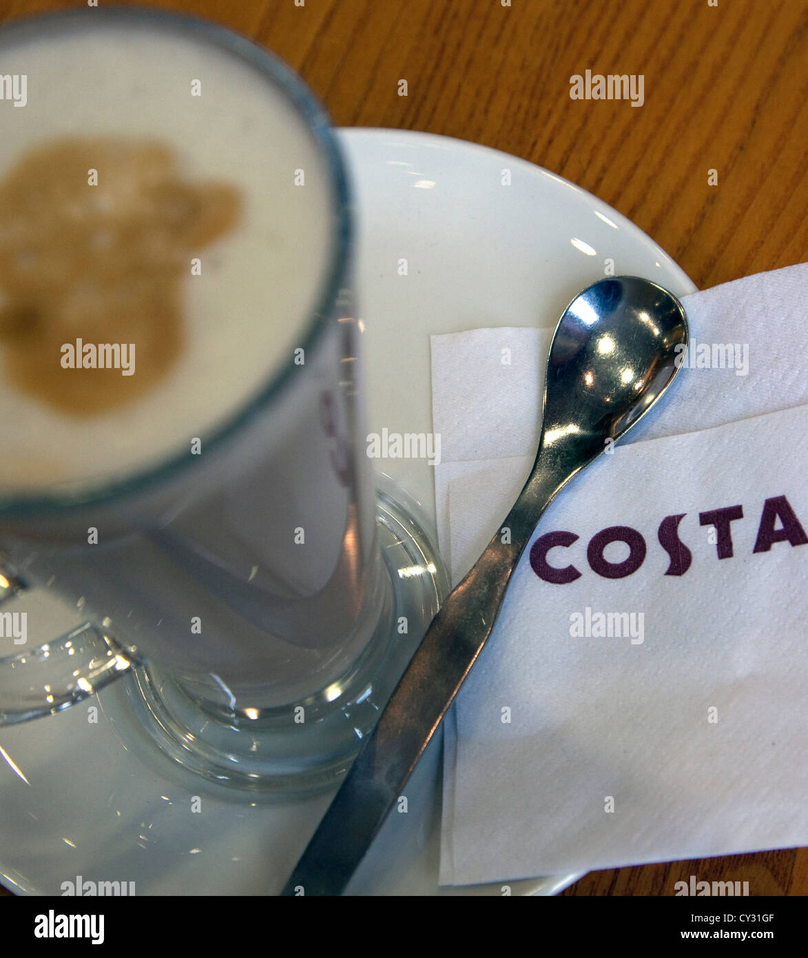 Latte im Zweig der Costa Coffee Bars, Oxford Stockfoto