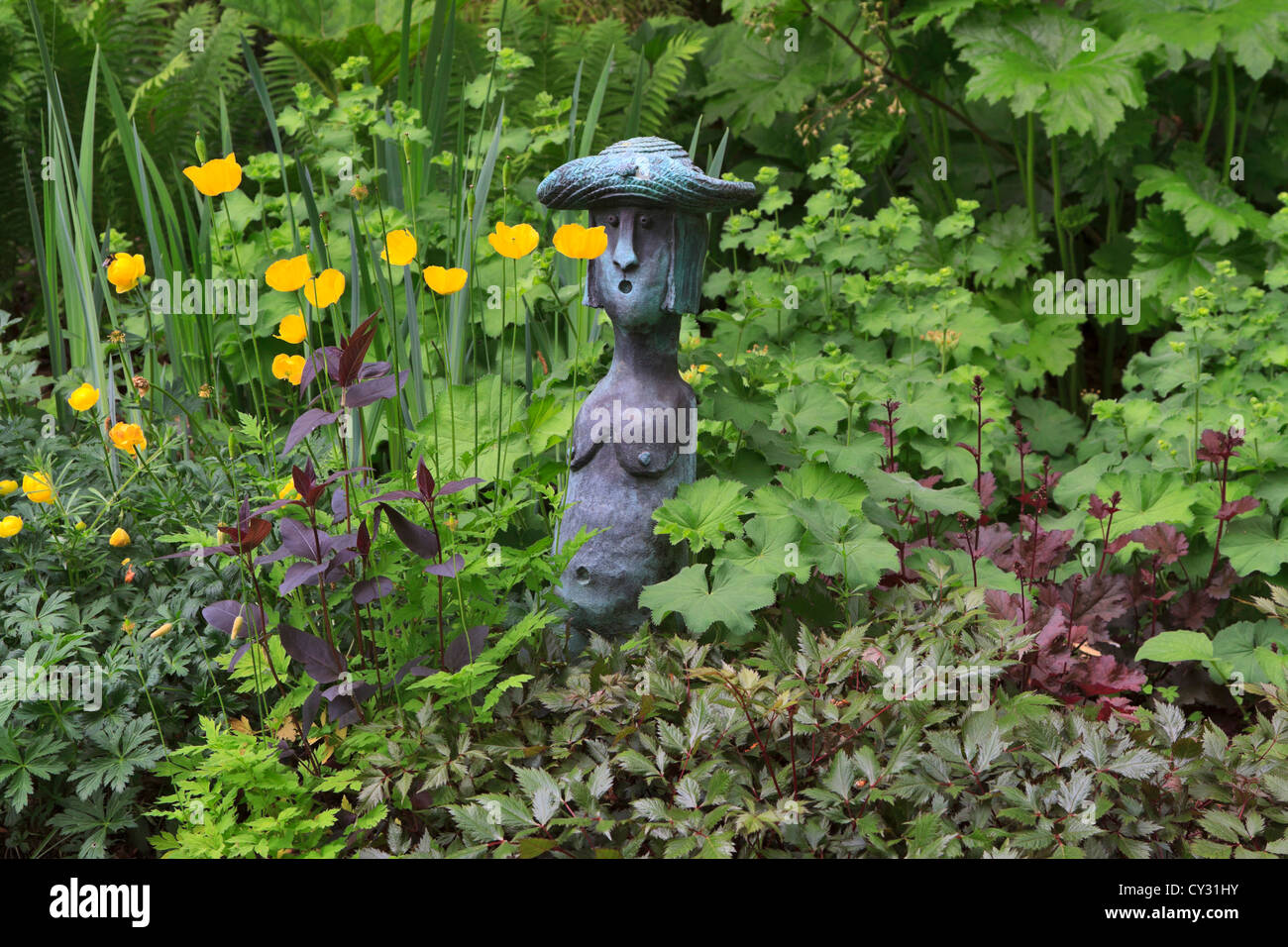 Skurrile Statue einer Frau in Barnsdale Gardens, Rutland Stockfoto