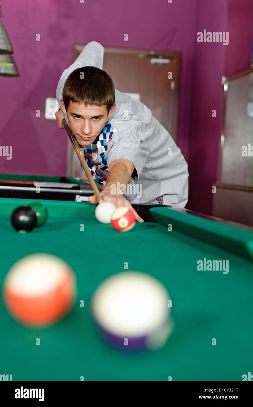 Foto des jungen Mannes während Snookerspiel. Stockfoto
