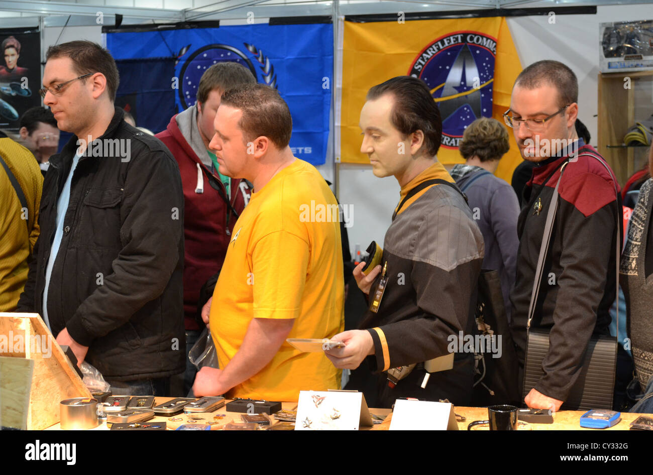 Geeks für waren auf der Star Trek Convention in London einkaufen. Stockfoto