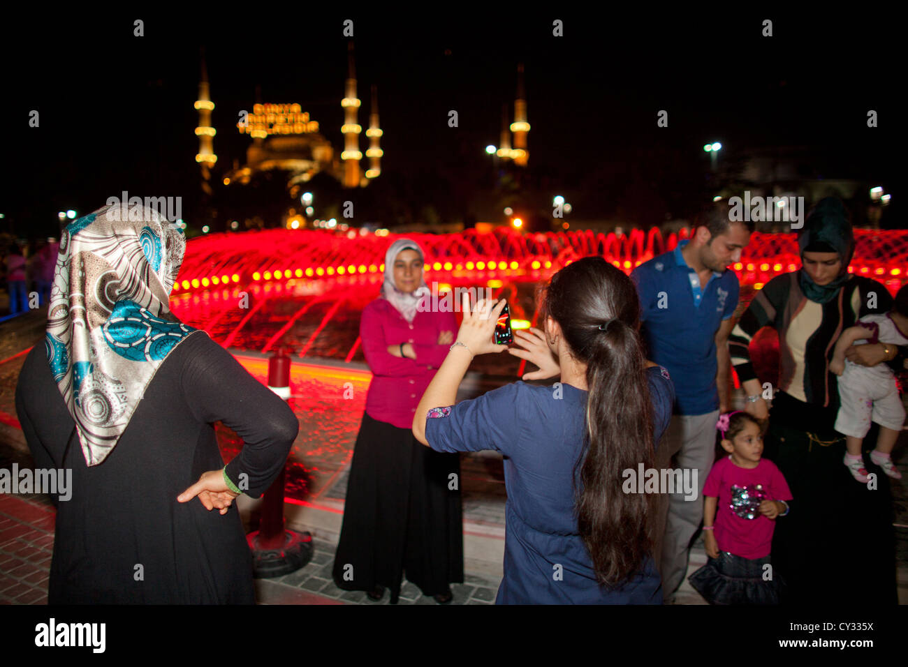 Menschen in der Nähe von Fontain, blaue Moschee, istanbul Stockfoto